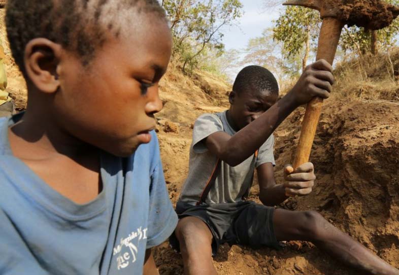 Human Rights Watch boys mining for gold