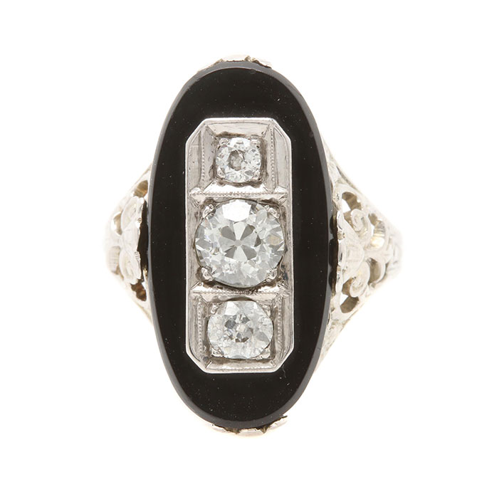 Art Deco ring in onyx and diamonds