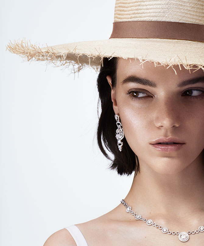 model with straw hat and diamonds