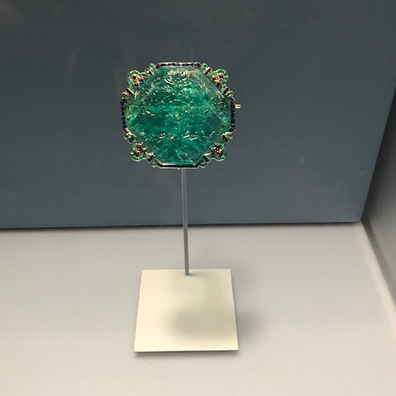Met jewelry exhibit carved emerald brooch