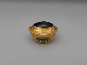Met jewelry exhibition Hellenistic gold ring with garnet