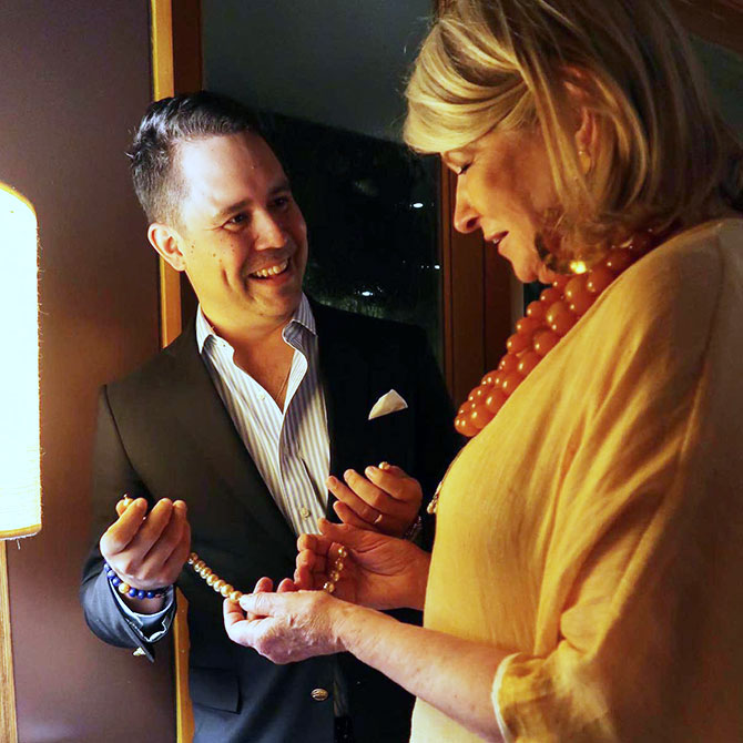 Martha Stewart admires Jewelmer pearls