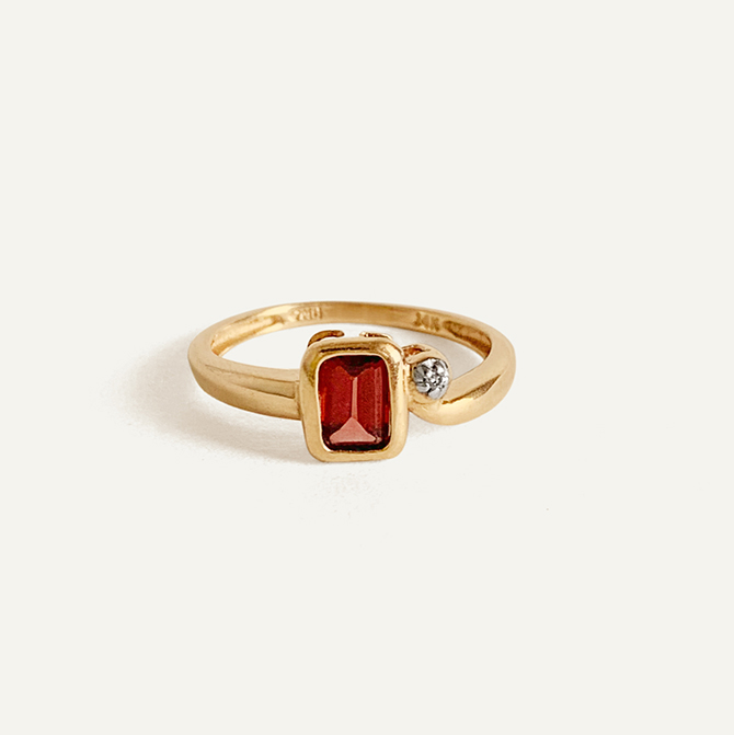 Kinn Vintage garnet and diamond ring