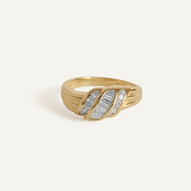 Kinn Vintage gold diamond baguette ring