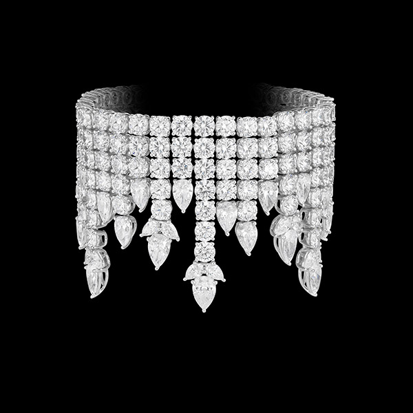 Bracelet in 18-carat white ‘Fairmined’ gold set with brilliant-cut and pear-shaped diamonds for a total of 82 carats. 