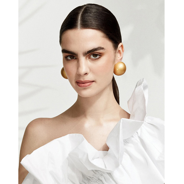 Saule Gaia earrings on model