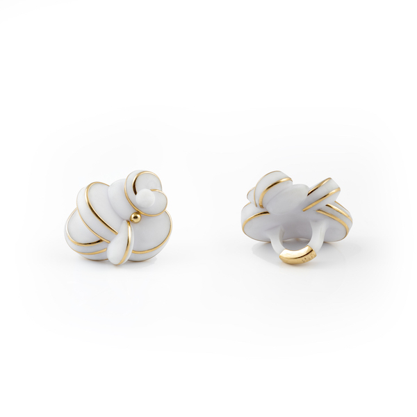 Pentozani ring, 2022, in white resin and gold, price on request; Sophia Vari