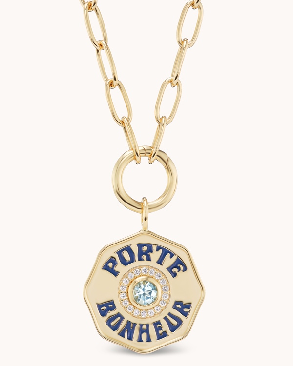 Marlo Laz porte bonheur pendant