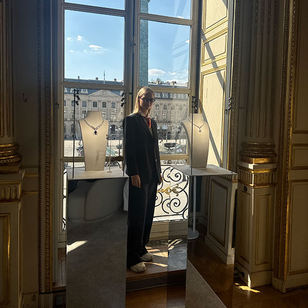 Donna Jewel Paris