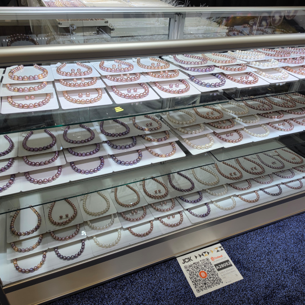 Yen maintains that high quality freshwater pearls from China deserve a proper display due to their rarity and price